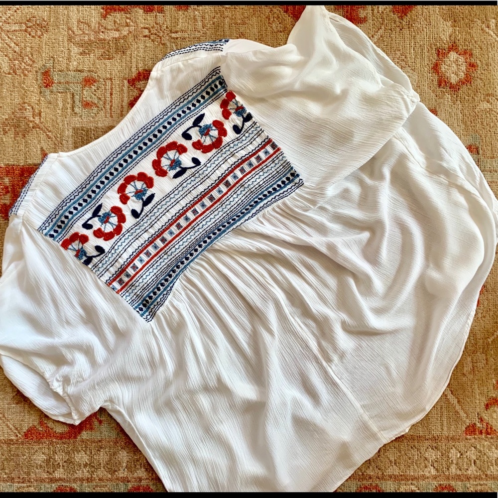 Short sleeve embroidered sweater